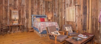 7F Lodge - The Barn A Secluded Western Style Place w/Jacuzzi Tub and Breakfast
