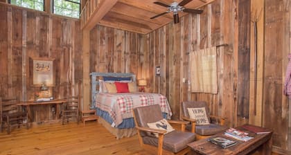 7F Lodge - The Barn A Secluded Western Style Place w/Jacuzzi Tub and Breakfast