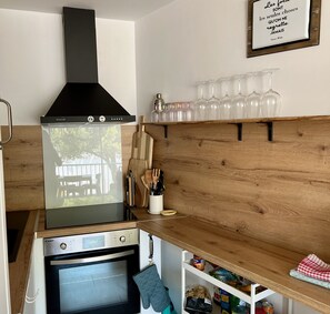 Kühlschrank, Mikrowelle, Ofen, Wasserkocher mit Kaffee-/Teezubehör