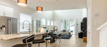 At Lakes Upscale Villa/Next to Downtown Orlando