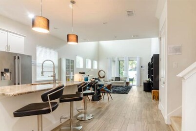 At Lakes Upscale Villa/Next to Downtown Orlando