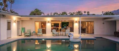 Lämmitetty uima-allas