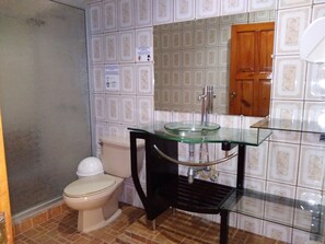 Standard Quadruple Room | Bathroom | Free toiletries - Hotel Dalinky Numeró 2 (San Jorge)