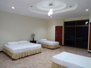 Standard Quadruple Room | Free WiFi - Hotel Dalinky Numeró 2 (San Jorge)