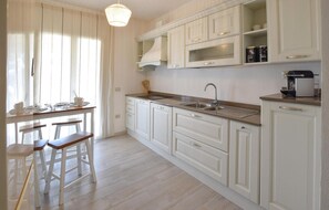 Kylskåp, diskmaskin och kaffe- och tebryggare