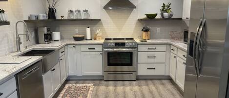 Refrigerador, microondas, horno y parrilla de estufa