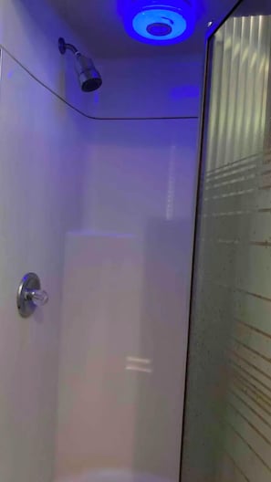 Douche, sèche-cheveux, serviettes fournies, savon
