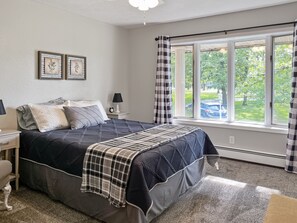 4 bedrooms, desk, iron/ironing board, travel cot