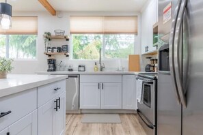 Refrigerador, microondas, horno y parrilla de estufa