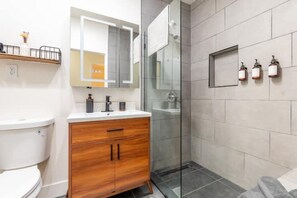 Een douche, een haardroger, handdoeken, zeep