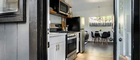 Refrigerador, microondas, horno y parrilla de estufa