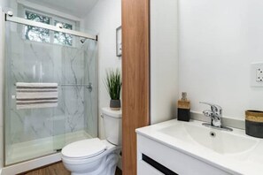 Dusche, Haartrockner, Handtücher, Seife