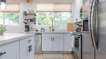 冰箱、微波炉、烤箱、炉灶