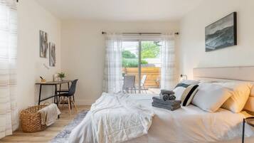 6 bedrooms, desk, iron/ironing board, travel crib