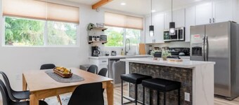 Large families/friends group: 6 bedroom w/3 bathrooms