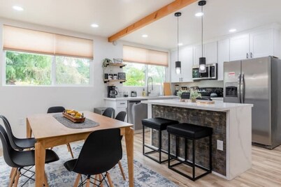 Large families/friends group: 6 Bedroom w/3 Bathrooms and RV Parking