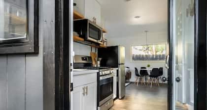 Large families/friends group: 6 bedroom w/3 bathrooms