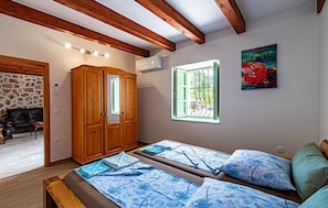 5 bedrooms, free WiFi, bed sheets