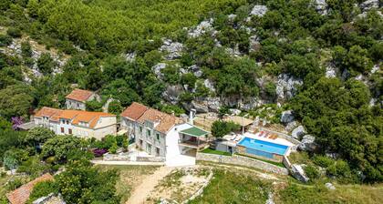 5 bedroom gorgeous home in Viganj