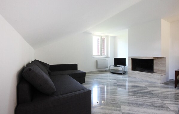 Een smart-tv en een open haard