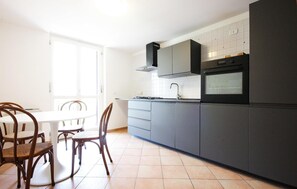 Refrigerador, parrilla de estufa, lavavajillas y utensilios de cocina 