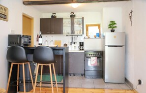 Refrigerador, horno, parrilla de estufa y cafetera y tetera 