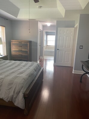 4 bedrooms, desk, iron/ironing board, free WiFi