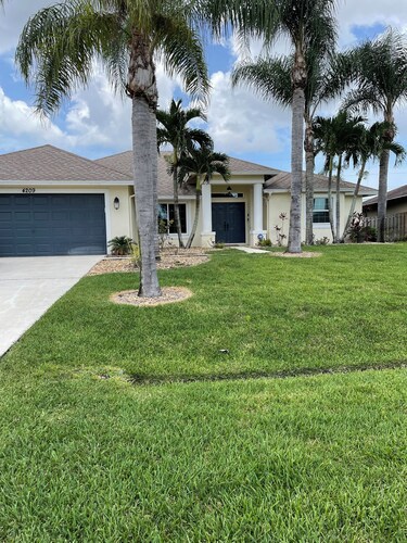 Amazing and spacious home. 4be2Bth, and beautiful screened private pool.