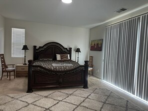 6 Schlafzimmer, Zimmersafe, Schreibtisch, Bügeleisen/Bügelbrett