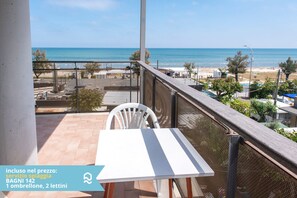 Outdoor dining - SE001 - Senigallia, one bedroom apartment on the sea with beach (Senigallia)