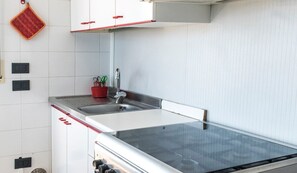 Fridge, oven - SE001 - Senigallia, one bedroom apartment on the sea with beach (Senigallia)