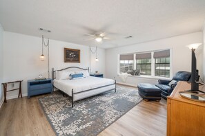 3 habitaciones, escritorio y tabla de planchar con plancha