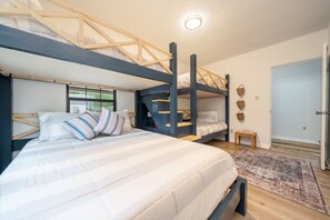 3 Schlafzimmer, Schreibtisch, Bügeleisen/Bügelbrett, Reisekinderbett
