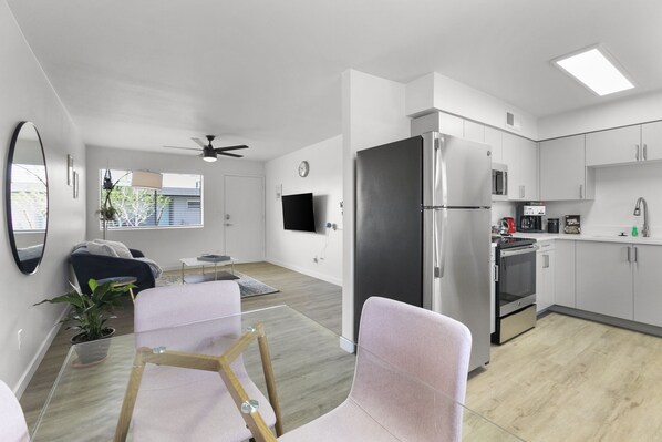 City appartement | Privékeuken | Een koelkast met diepvriezer, een microgolfoven, een oven