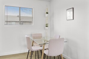 Appartement Ville | Restauration dans la chambre