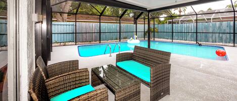 Utomhuspool och uppvärmd pool