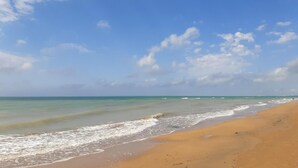 A beach with clear skies and gentle waves. - Stunning apartment in Monselice (Monselice)