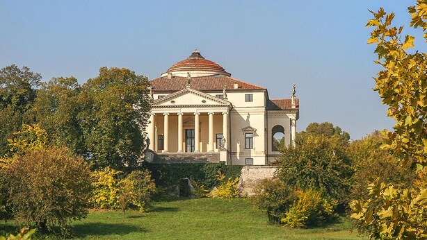 A classical building with a dome and columns, surrounded by trees and a grassy area. - Stunning apartment in Monselice (Monselice)