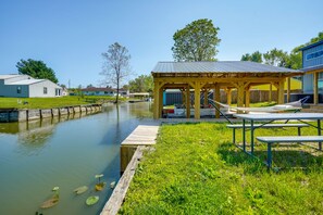 Outdoor dining - Waterfront Buckeye Lake Vacation Rental w/ Hot Tub (Thornville)