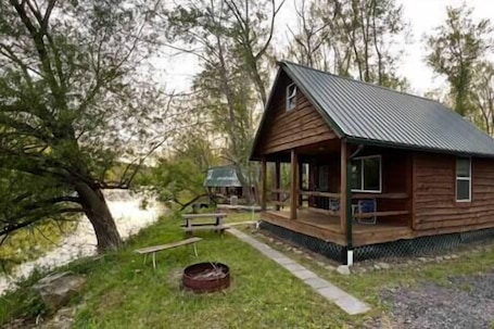 屋外ダイニングエリア. :)River Getaway LogCabin | 4ComfyQBed +Electric #3