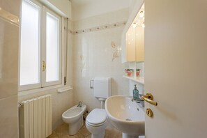 Shower, bidet - GuestHost - Comfortable two-room apartment perfect for 4 guests, it is ideal for a family or small groups of friends for a relaxing holiday. We are a few minutes walk from the sea, the city center and the train station. The accommodation is equipped with (Sanremo)
