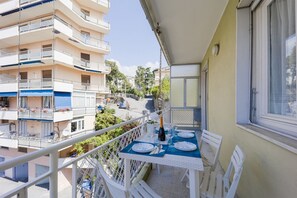 Outdoor dining - GuestHost - Comfortable two-room apartment perfect for 4 guests, it is ideal for a family or small groups of friends for a relaxing holiday. We are a few minutes walk from the sea, the city center and the train station. The accommodation is equipped with (Sanremo)