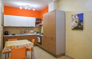 Refrigerador, parrilla de estufa y utensilios de cocina 