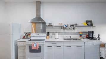 Full-size fridge, microwave, oven, stovetop