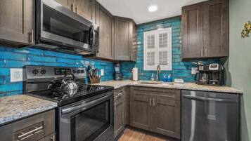 Coffee/tea maker, fridge, microwave, oven