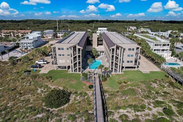 Un hôtel doté d’une cour intérieure, de plusieurs étages et d’une piscine.