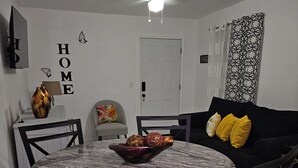 Dining - New, Cozy & peaceful stay, 30 minutes from New Orleans. Family and pet friendly! (Slidell)
