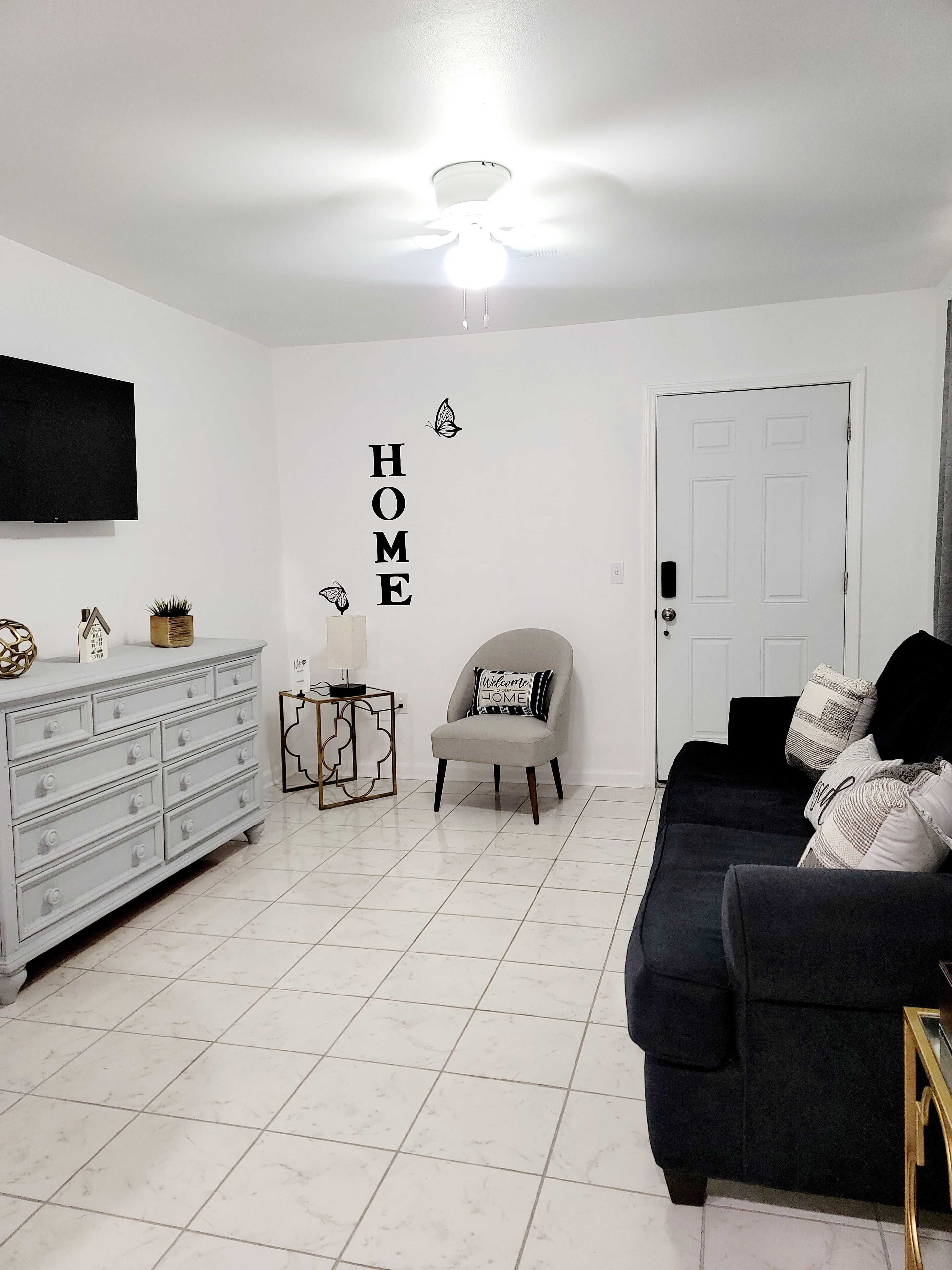 Een smart-tv en boeken