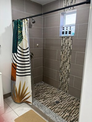 Douche, sèche-cheveux, serviettes fournies, savon
