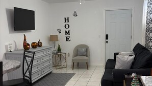Smart TV, books - New, Cozy & peaceful stay, 30 minutes from New Orleans. Family and pet friendly! (Slidell)